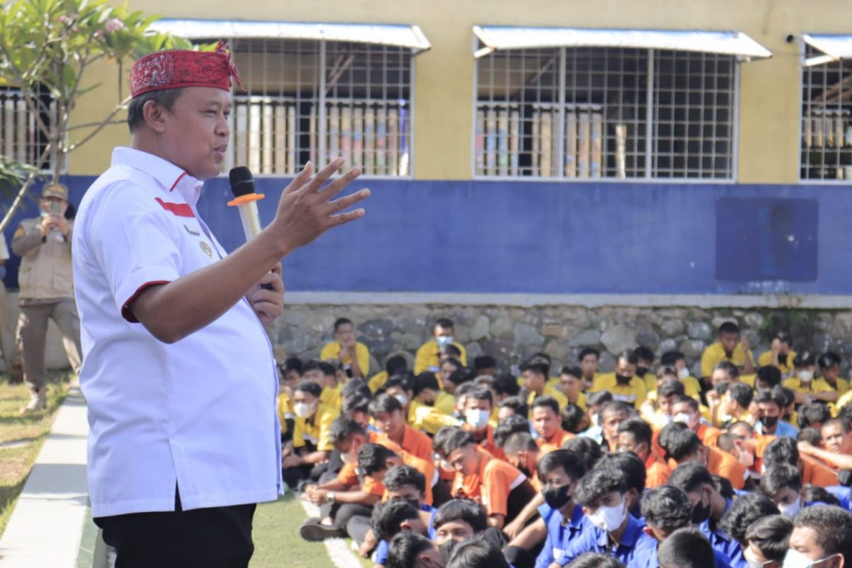 Plt Wali Kota Bekasi Tanamkan Wawasan Kebangsaan Kepada Pelajar, Tri Adhianto, SMAN 15 Kota Bekasi, SMK Al Bahri Kota Bekasi